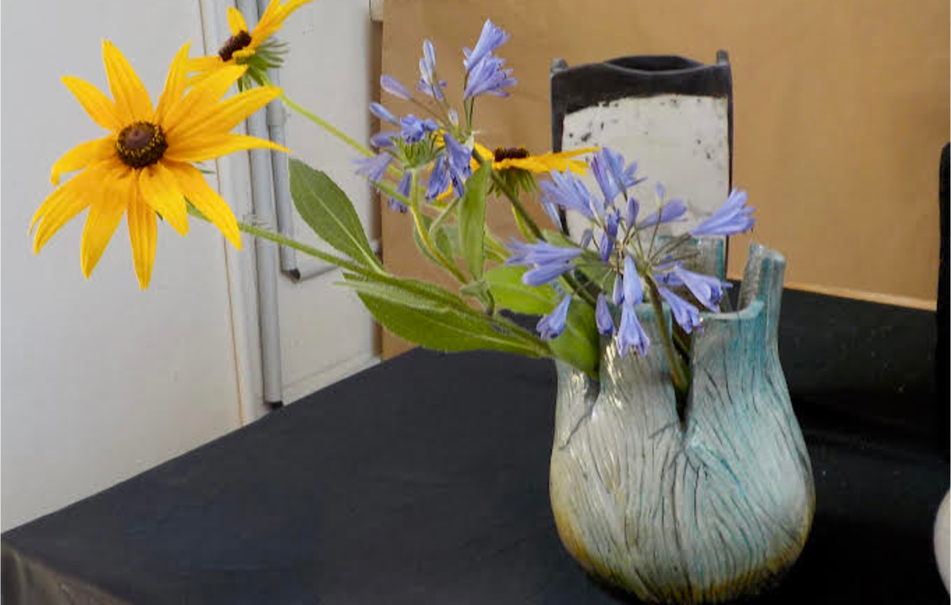 « L&rsquo;IKEBANA À EYDOCHE JUIN 2026&Prime;avec Laurence Peyrard, pour ces céramiques en raku, Maitre Monique Faure de l&rsquo;Ecole Ohara, et Alain Héry pour l&rsquo;Ecole Sogetsu